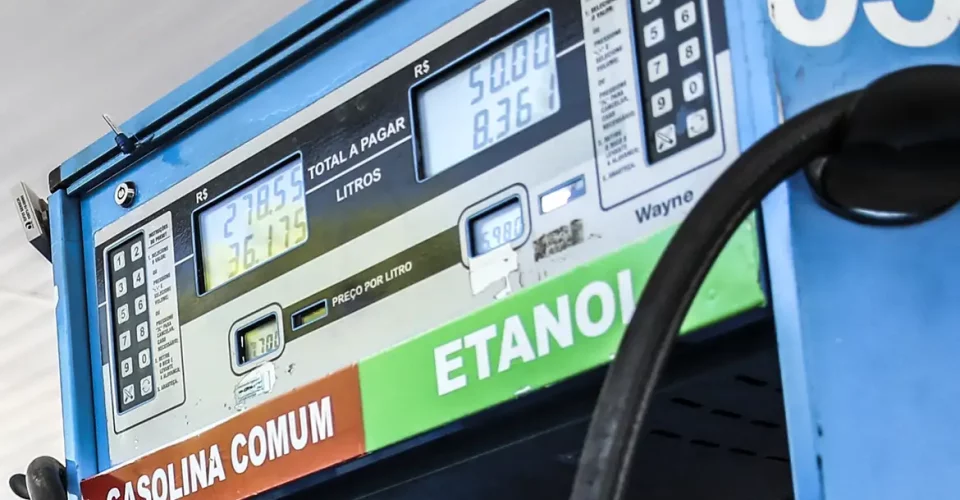 Governo autorizou aumentar de 27 para 30% o etano na gasolina - Foto: José Cruz/Agência Brasil