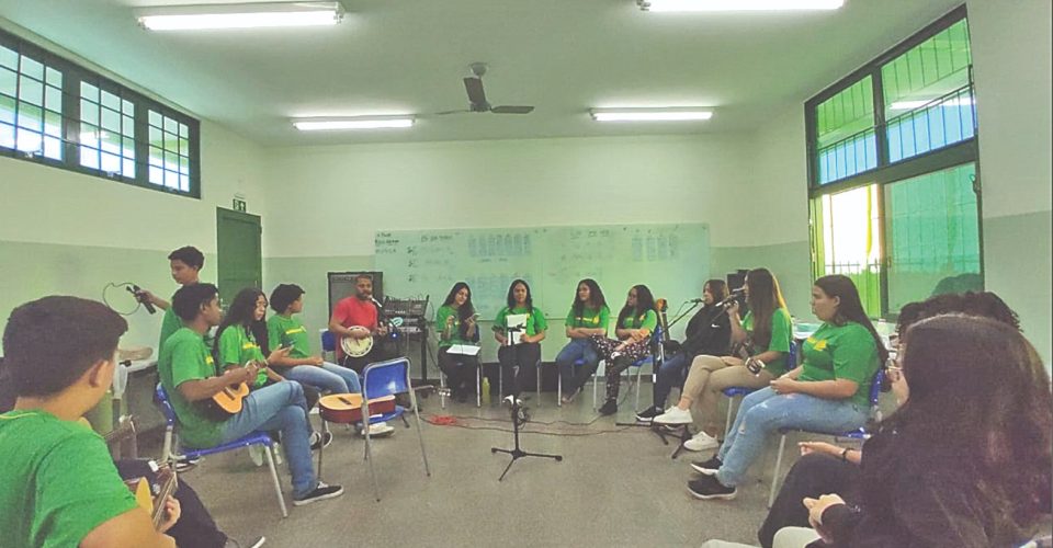 Professor compartilha conhecimento de violão, cavaquinho e canto por meio de músicas populares brasileiras nas escolas (Foto: Régiss Azevedo/Arquivo pessoal)