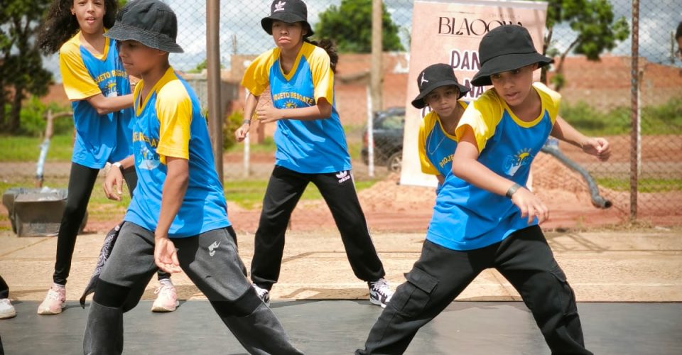 Projeto atende
aproximadamente 100
crianças e adolescentes
com oficinas de dança ( Fotos: Bruna Oshiro/Instagram)
