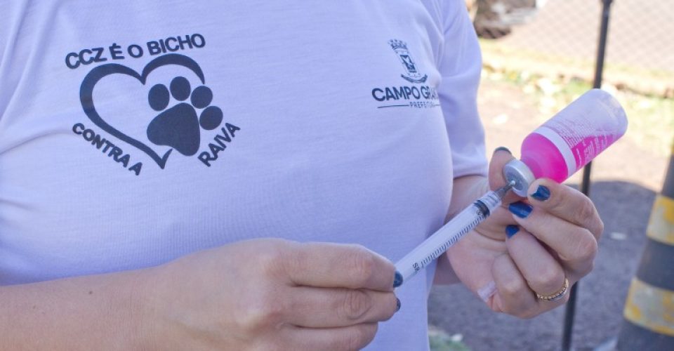 CCZ monta ponto de vacinação na Ary Coelho