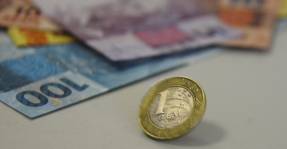 dinheiro real moedas notas economia orcamento