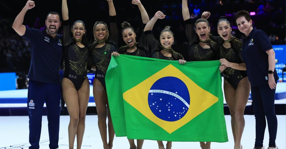equipe brasileira comemorando a prata no Mundial de Ginástica. Foto: Ricardo Bufolini/CBG