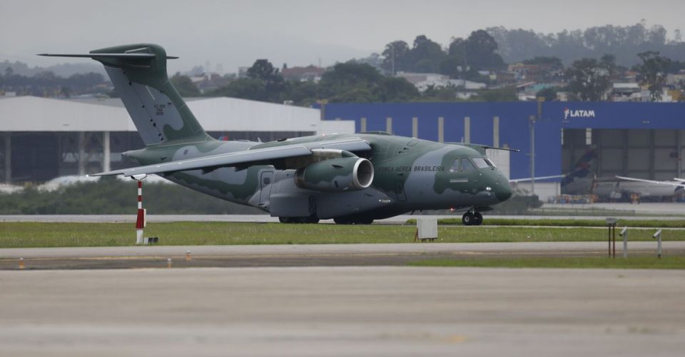 São Paulo SP 13/10/2023 Operação Voltando em Paz -  Aeronave KC-390 Millennium, pousa na Base Aerea de Guarulhos com 64 brasileiros retirados  da área de conflito em Israel .   Foto Paulo Pinto/Agencia Brasil