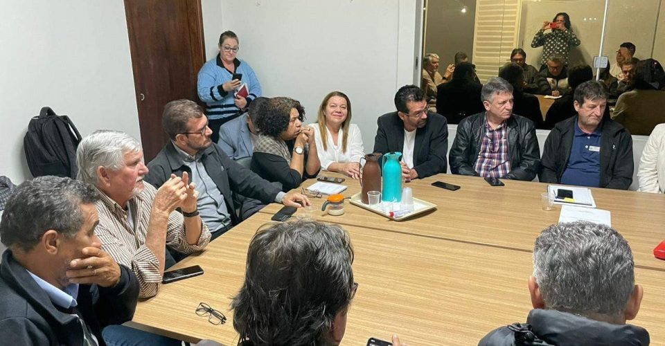 Foto: Lideranças do Partido
dos Trabalhadores
se reuniram nessa
segunda-feira (4)/Reprodução