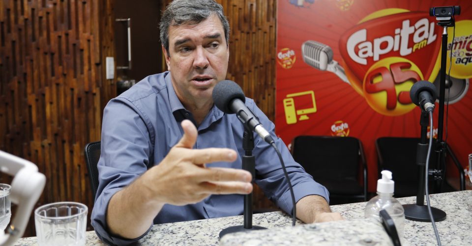 Governador Eduardo Riedel, em entrevista antes de sair de férias de fim de ano.| Foto: Secom-MS