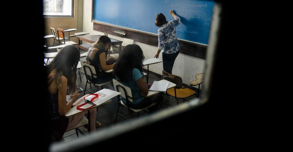 faculdade universidade ensino superior sala de aula alunos estudantes