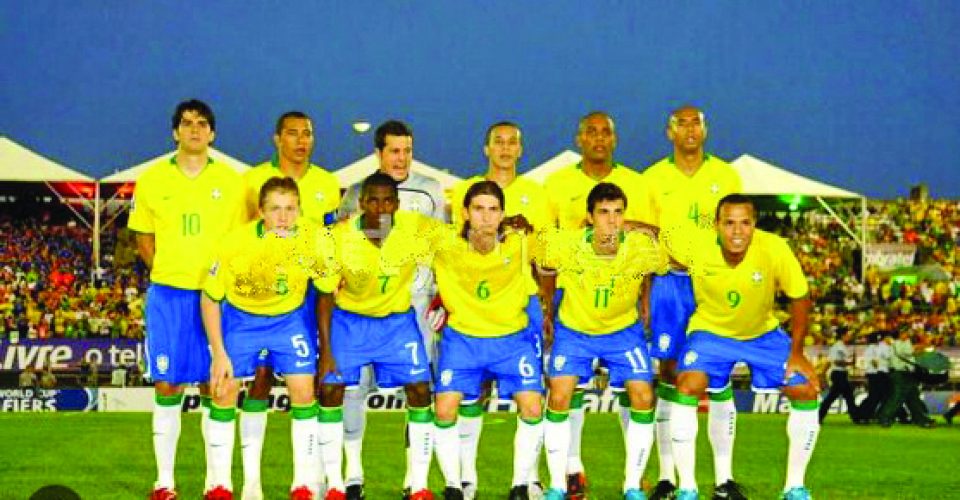 Foto: Time titular do Brasil
antes da partida
com a Venezuela, em
2009, no Morenão/Reprodução