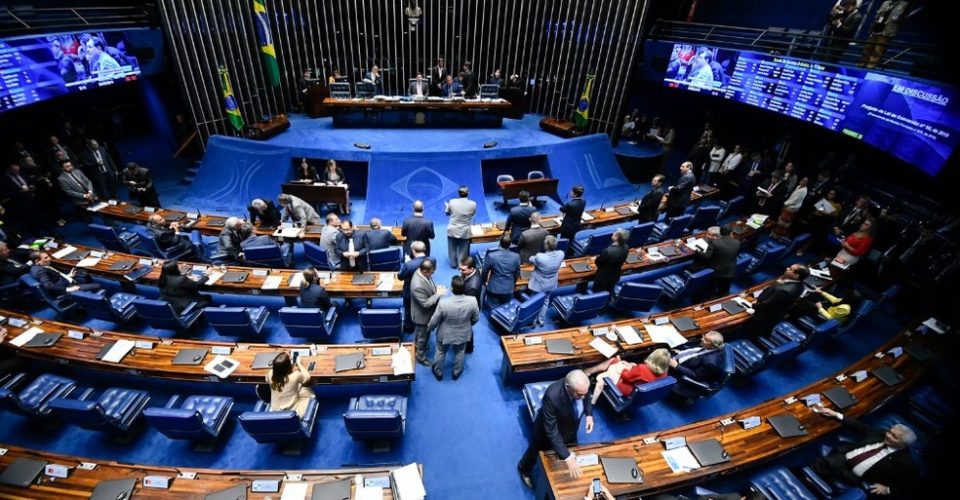 A chegada da reforma da Previdência ao Senado (PEC 6/2019) promete esquentar o clima na Casa a partir desta semana, quando começa a ser discutida na Comissão de Constituição e Justiça (CCJ) da Casa. O relator, senador Tasso Jereissati (PSDB-CE), defende abertamente que os colegas confirmem o texto aprovado pelos deputados, sem nenhuma alteração para que a PEC não precise voltar à Câmara.