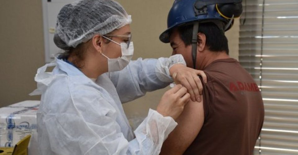 Trabalhador da indústria pterá campanha de vacinação contra gripe