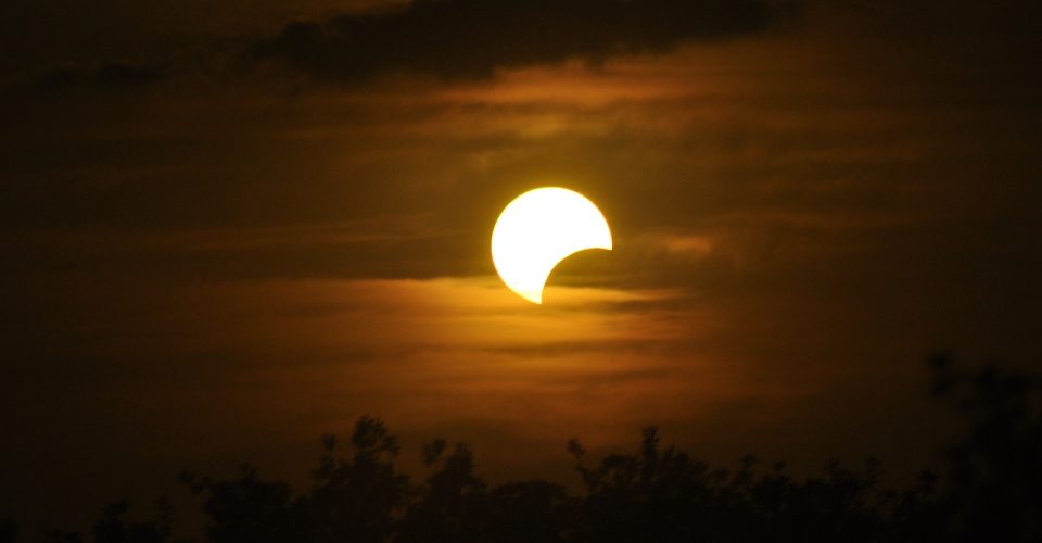 Representação de um eclipse solar parcial Foto: Pixabay
