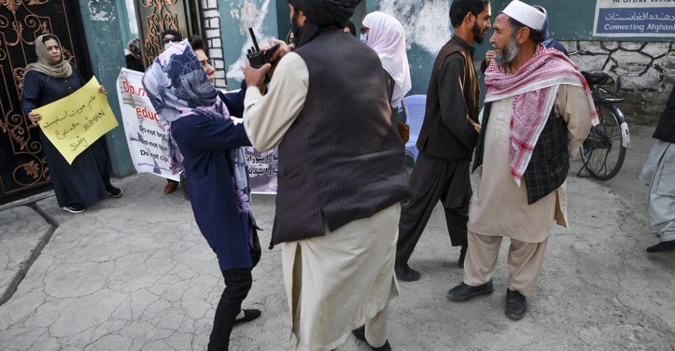 Manifestação de mulheres em Cabul termina com Talibã atirando para o alto