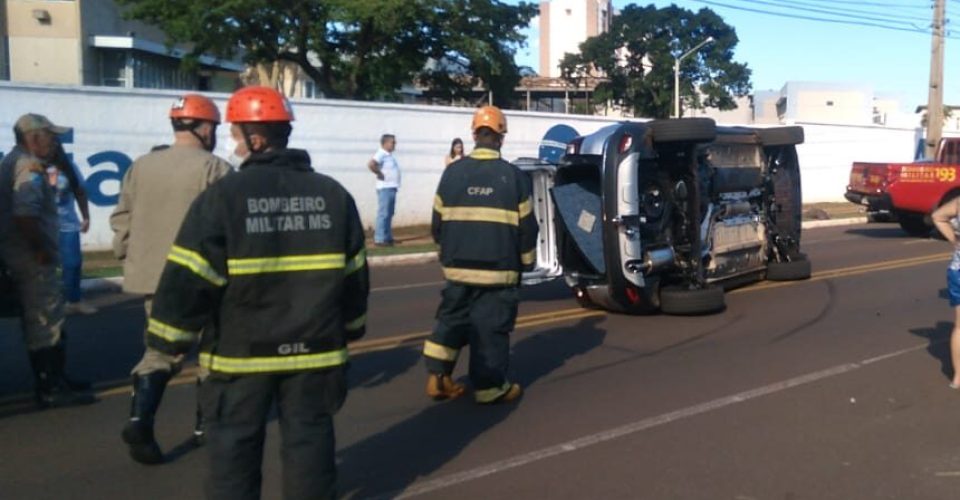 carro capotamento capotado rua antonio maria coelho