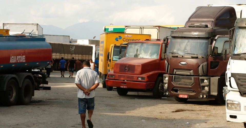 Caminhoneiros ainda ocupam trecho da Rodovia Presidente Dutra, em Seropédica, Rio de Janeiro. Fotos: Thomaz Silva- Agência Brasil