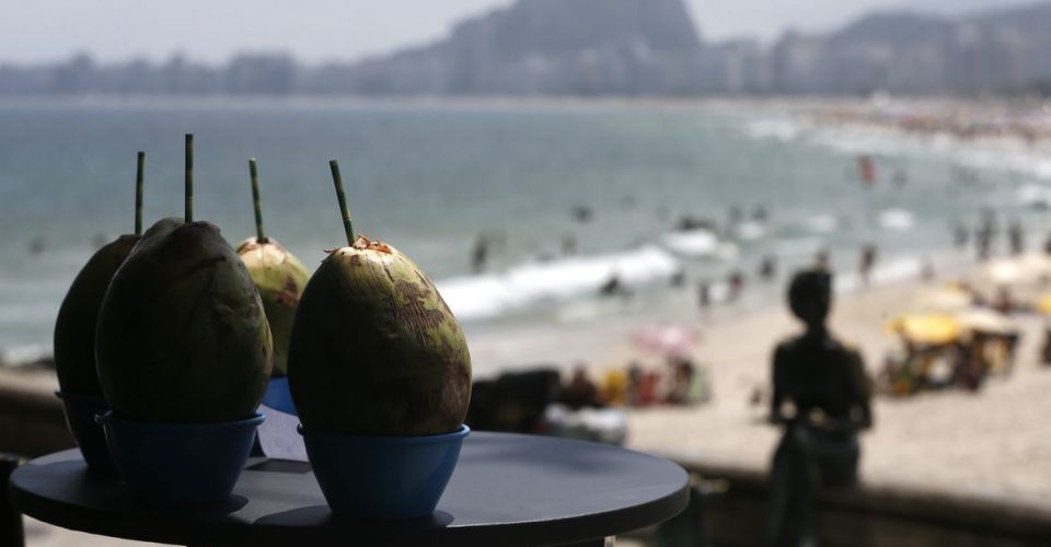 Em dia de forte calor cariocas se refrescam na praia de Copacabana.