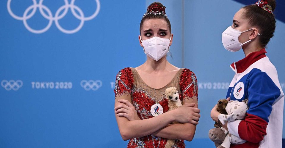 Foto: Dina e Arina Averina são irmãs gêmeas e competiram em Tóquio, e já manifestaram apoio a Putin./FIG