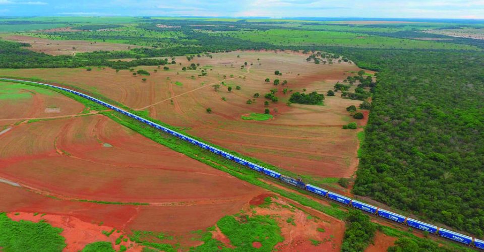 Foto: Trem da concessionária Rumo, com 120 vagões, trafega no principal corredor do agronegócio, em Rondonópolis (MT)
foto - Divulgação