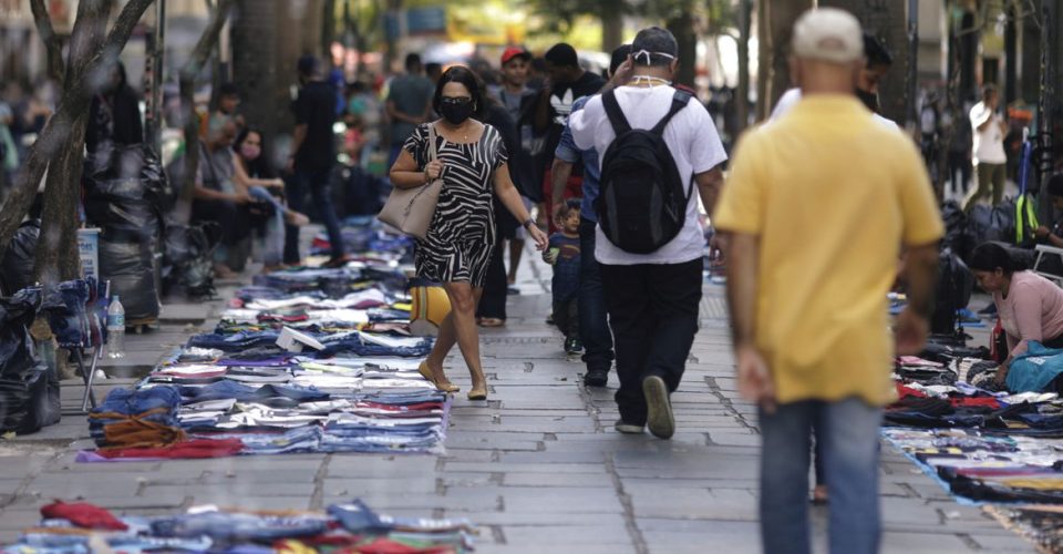 Fotos: Pessoas caminham entre vendedores ambulantes vendendo suas mercadorias no centro do Rio de Janeiro, Brasil, 1º de setembro de 2020. REUTERS / Ricardo Moraes