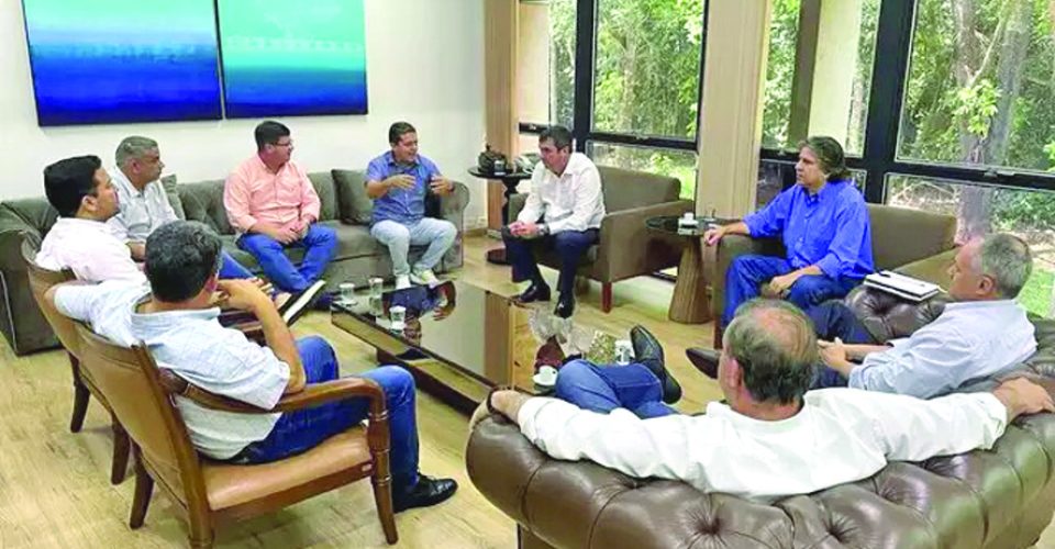 Foto: Vereadores de Corumbá se
apresentam como possíveis
pré-candidatos ao pleito de 2024 e conversam com o governador Eduardo Riedel/Divulgação