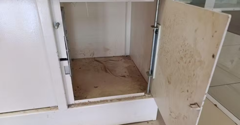 Armário onde criança ficou presa, dentro de agência bancária em MS — Foto: PMMS/Divulgação