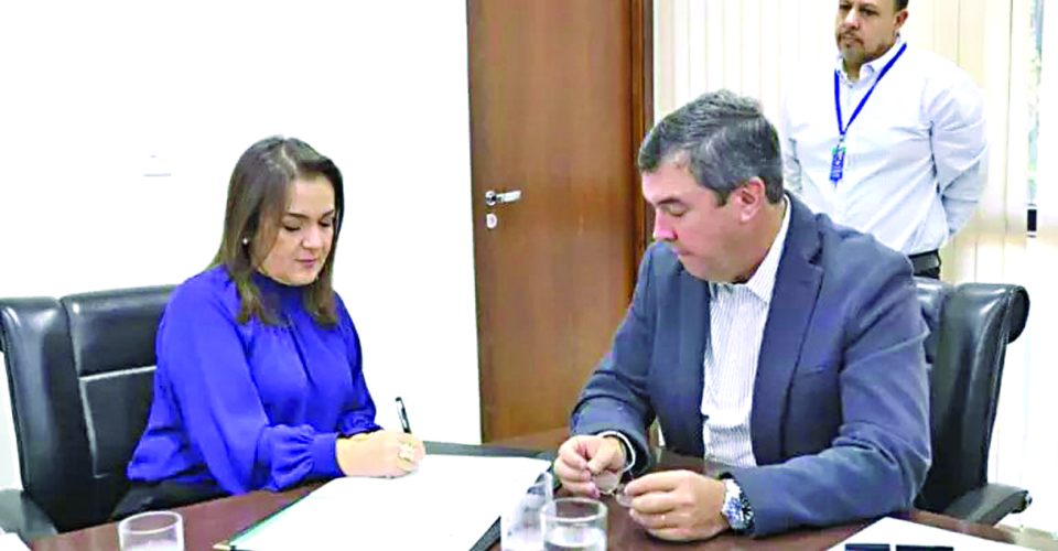 Adriane Lopes tenta dar declarações que incentiva a filiação de Riedel ao PP - Foto: Divulgação