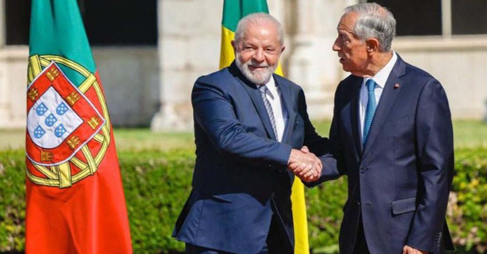 O presidente Luiz Inácio Lula da Silva (PT) é recebnido pelo presidente de Portugal, Marcelo Rebelo de Sousa