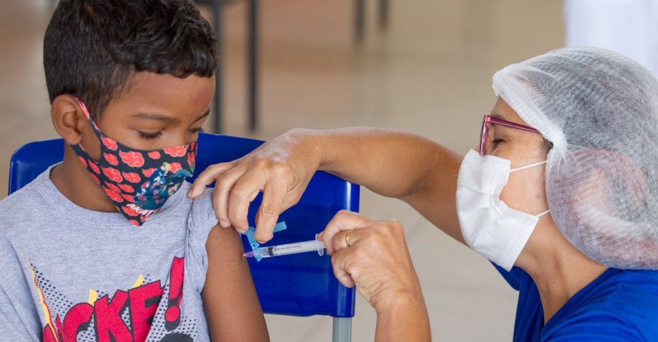 vacina infantil crianca imunizante vacinacao imunizacao dose pediatrica criancada pequenos faixa etaria coronavirus