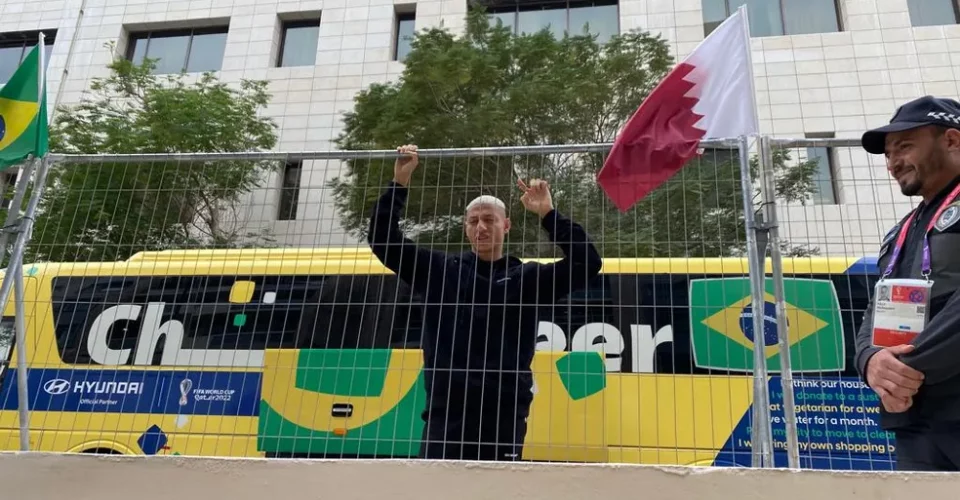 Richarlison fala com torcedores na saída do hotel em Doha — Foto: Arquivo pessoal