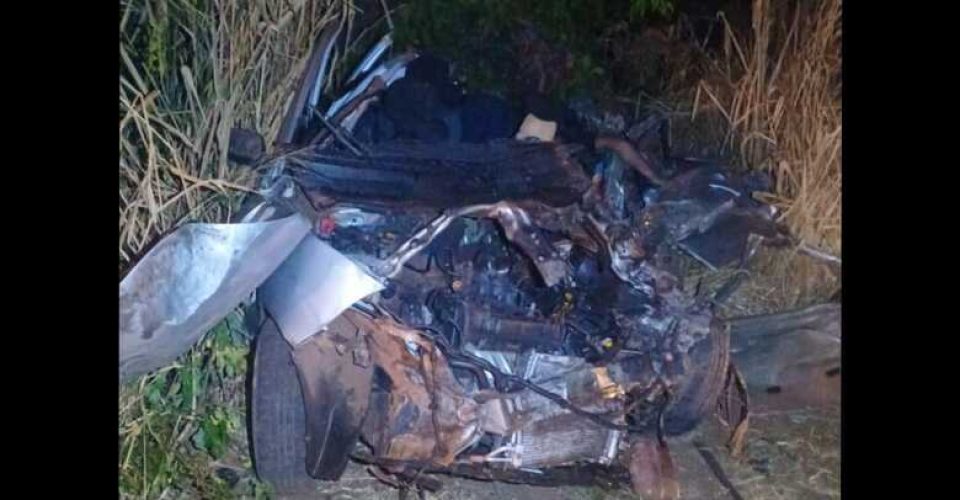 Carro ficou completamente destruído - Foto: Divulgação