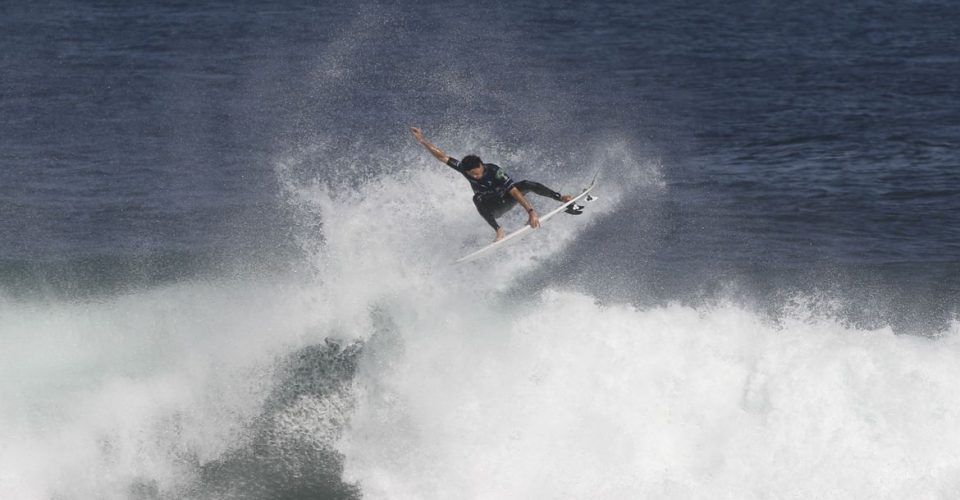 Saquarema (RJ), 07/01/2023 - Surfista brasileiro Yago Dora é campeão da etapa da Liga Mundial de Surfe (WSL) na praia de Itaúna, em Saquarema. Foto: Fernando Frazão/Agência Brasil